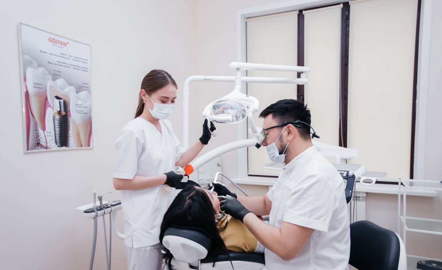 Лечебный кабинет Sanjar Dental Clinic: врач и ассистент во время приёма